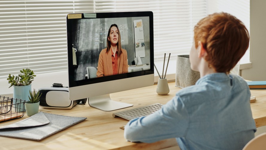 educador en línea con generador de sincronización labial con IA