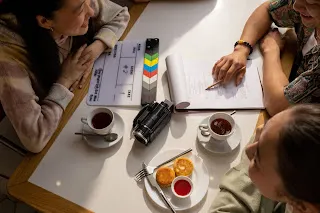 Hoe je AI-videoscripts schrijft die echt menselijk klinken